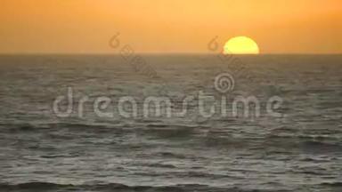 太阳落山太平洋橙色太阳无云天空快速运动
